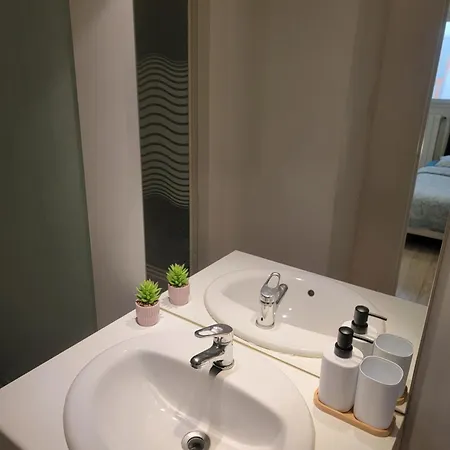 Separate Bright Double - Center & Castle - Shared Kitchen & Private Bathroom