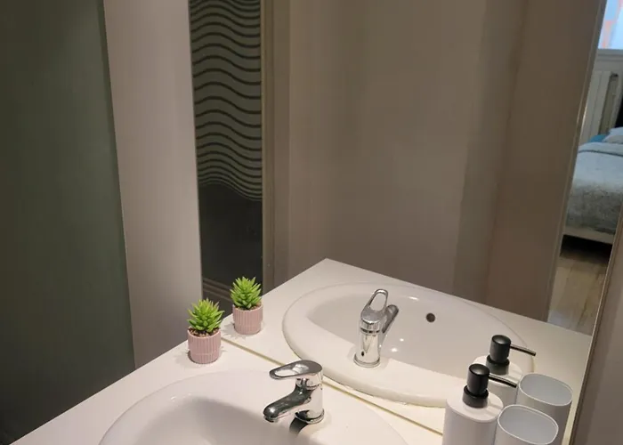 Separate Bright Double - Center & Castle - Shared Kitchen & Private Bathroom