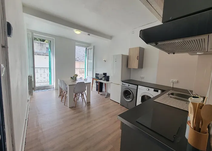 Separate Bright Double - Center & Castle - Shared Kitchen & Private Bathroom *