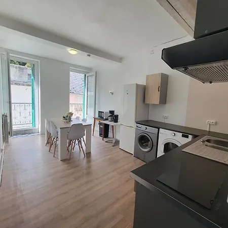 Separate Bright Double - Center & Castle - Shared Kitchen & Private Bathroom *