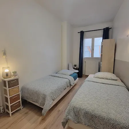 Separate Bright Double - Center & Castle - Shared Kitchen & Private Bathroom * Lourdes